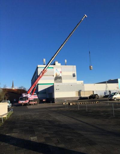 hijsklus bij schoolgebouw