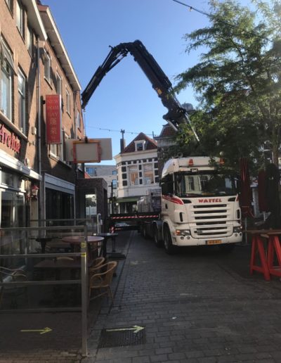 autolaad kraan hijst paneel door raam chinees restaurant