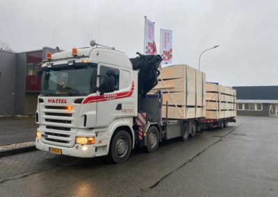 Autolaadkraan met platte aanhanger bij bouwgroep Schrijver in 's-Gravenpolder