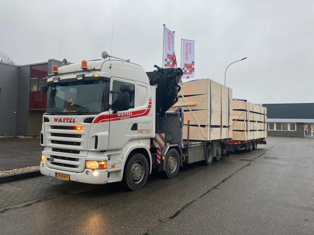 Autolaadkraan met platte aanhanger bij bouwgroep Schrijver in 's-Gravenpolder