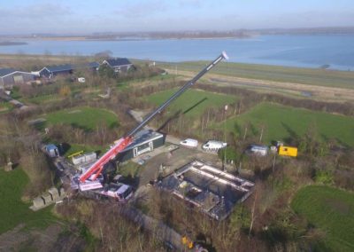 Drone foto telescoopkraan in natuurrijke omgeving