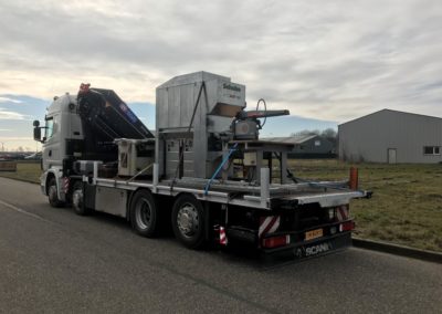 Transport op autolaadkraan van industriële machine