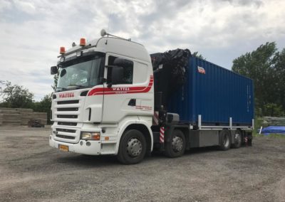 Autolaadkraan met blauwe container